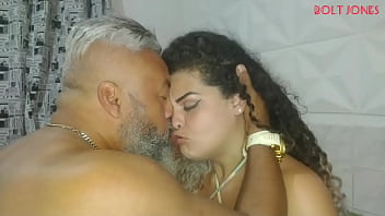 marido sortudo encontra sua mulher com a amiga na cama e faz a festa