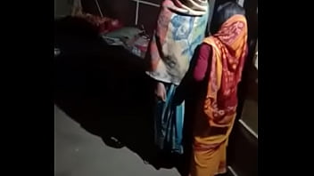 indian aunty lifting saree