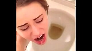 girls pissing poti in toilet
