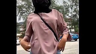 2 awek tudung baju kurung tayang puki outdoor